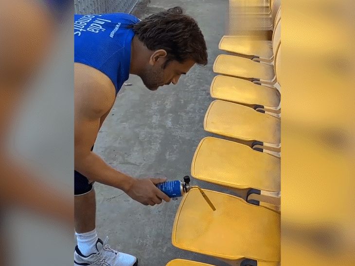 Dhoni painted a chair in the stadium in Chennai 2023